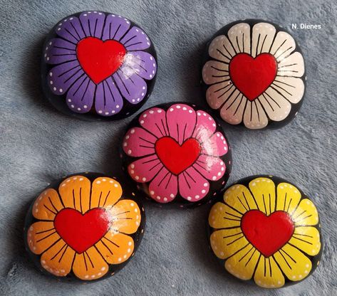 Rock Flowers, Paint Flowers, Painted Rocks Diy, Painting Rocks, Rock Painting Art, Rock Crafts, Painted Rock, Stone Rocks, Rock Garden