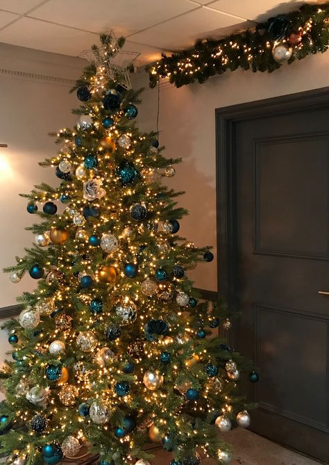 Christmas Tree Inspiration Rustic, Christmas Tree Colour Scheme, Pink Christmas Tree Decorations, Gold Christmas Tree Decorations, Christmas Tree Decorating Themes, Tree Themes, Blue Christmas Tree, White Christmas Trees, Christmas Tree Inspiration