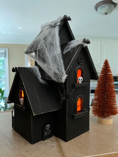 Cardboard Haunted House Diy, Cardboard Haunted House, Spooky Diy Halloween Decor, Halloween Gingerbread House, Halloween Houses, Spooky Diy, Haunted House Diy, Table Halloween, Pirate Crafts