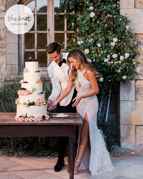 Jojo Fletcher Wedding, Jojo Fletcher Hair, Simple Wedding Cake Ideas, Jojo And Jordan, Jojo Fletcher, Boda Ideas, Celebrity Bride, Hidden Garden, White Tuxedo