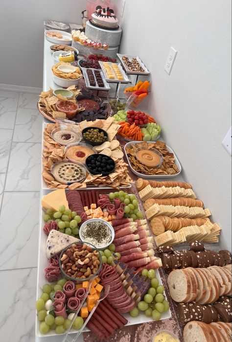 Party Food Spread Birthday Spread Parties Food, Birthday Food Set Up, Birthday Food Ideas For Adults Dinner Parties, Work Birthday Ideas Food, Snack Table Ideas Party Adults, 40th Birthday Food Ideas, Birthday Finger Foods, Birthday Party Food Ideas For Adults, Birthday Party Meal Ideas