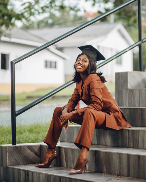 Graduation photoshoot ideas. Photography: @the.photo.chef Graduation Shoot Ideas, Graduation Photoshoot Ideas, Photoshoot Ideas Photography, Photography Concepts, Concept Shoot, Graduation Shoot, Grad Shoot, Graduation Photography Poses, Grad Photoshoot