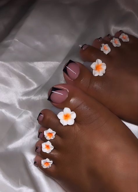 French Tip Toes With Flower, Easy Toe Nail Designs, Simple Toe Nails, Pretty Pedicures, Gel Toe Nails, Acrylic Toes, Acrylic Toe Nails, Toe Nail Color, Pretty Toe Nails