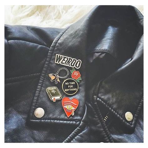 Jean Jacket Patches, Souvenir Jewelry, 80s Punk, Fashion 80s, Jacket Pins, Trendy Swimwear, Patches Jacket, Soft Grunge, Mode Inspo