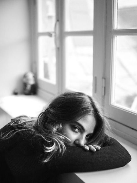 Perry Poetry, Pose Fotografi, Shotting Photo, Photographie Portrait Inspiration, 사진 촬영 포즈, Self Portrait Photography, Photographie Inspo, Black And White Photograph, Foto Tips