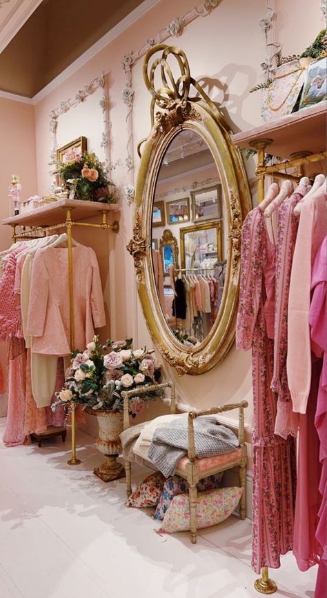 Fancy Apartment Living Room, Fancy Boutique Interior, Bedroom Boutique Ideas, Loveshack Fancy Room Aesthetic, Girly Boutique Decor, Pink Girly House, Pink Boutique Interior, Clothes Shop Decoration, Preppy Interior Design