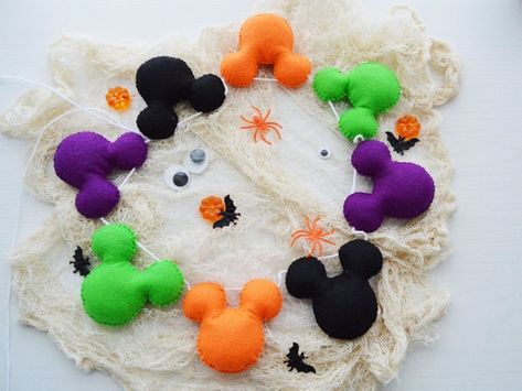 Disney Halloween Party Decorations, Disney Garland, Disney Halloween Crafts, Orange Entryway, Mickey Garland, Halloween Garlands, Mickey Mouse Banner, Disney Halloween Decorations, Felt Ornaments Diy