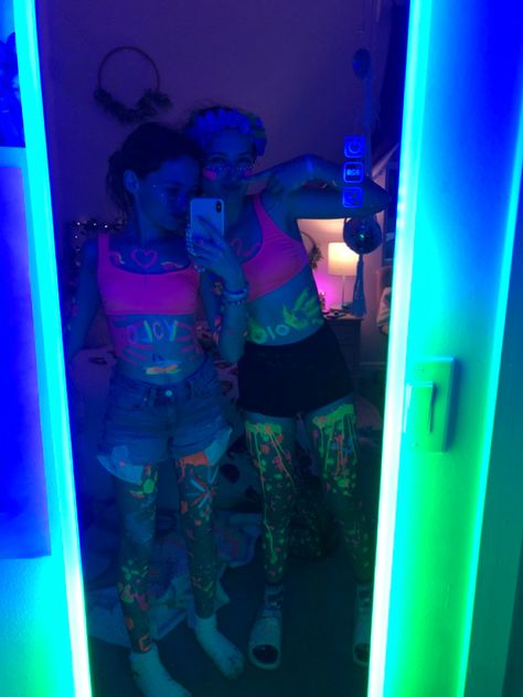 Neon Frat Party Outfit, Neon Leg Paint, Glow In Dark Outfit, Glow In The Dark Cowgirl Party, Neon Party Fits, Glow In Dark Party Outfit, Glow Theme Party Outfits, Neon Birthday Party Outfit, Glow In The Dark Party Ideas Outfit