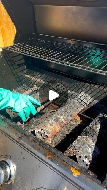 Not the Worst Cleaner - Brogan on Instagram: "There’s something about the sound of a cold bbq daddy hitting a hot grill 😏✨ #bbqcleaning #cleaning #bbqseason #asmrcleaning" Bbq Cleaning Hacks, How To Clean A Grill, Grill Cleaning Hacks, Cleaning A Grill, Cleaning Barbecue Grill, Grill Tips, Cleaning Bbq Grill, Grill Cleaner, How To Clean Bbq