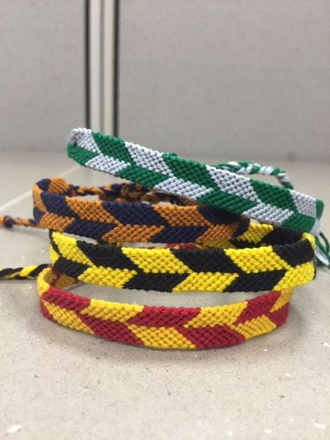 Hogwarts house friendship bracelets Checkered Friendship Bracelet, Harry Potter Friendship, Harry Potter Perler Beads, Harry Potter Bracelet, Ravenclaw Slytherin, Chevron Friendship Bracelets, Harry Potter Jewelry, Anniversaire Harry Potter, Friendship Bracelets Designs