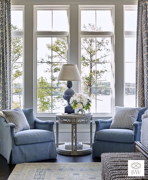 Beautiful in Blue and White - Design Chic Beautiful in Blue and White Beth Webb, Blue Chairs, Sunroom Designs, Blue White Decor, Blue Furniture, Furniture Placement, Trendy Living Rooms, Versace Home, Cool Ideas