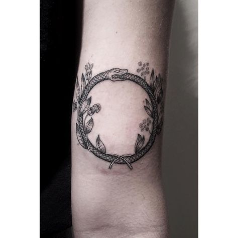 Lynn Gunn Laurel, Snake Upper Arm Tattoo | Steal Her Style Lynn Gunn Tattoo, Ourbourous Tattoo, Slytherin Tattoo, Circular Tattoo, Alchemy Tattoo, Ouroboros Tattoo, S Tattoos, Upper Arm Tattoos, Steal Her Style