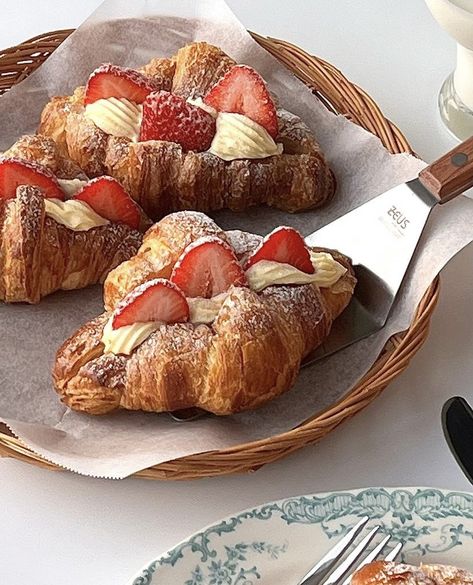 French Deserts Aesthetic, Strawberry Crossaint, Strawberry Dessert Aesthetic, Crosaint Ideas, Crossiant Aesthetic, Crosaint Recipes, Croissant Strawberry, Cafe Pastries, Croissant Aesthetic