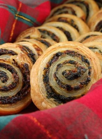 Spinach and Sundried Tomato Puff Pastry Pinwheels Spinach Sundried Tomato, Tomato Puff Pastry, Pastry Pinwheels, Spinach Puff Pastry, Puff Pastry Pinwheels, Diy Easy Recipes, Pinwheel Recipes, Sundried Tomatoes, Sundried Tomato