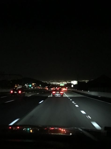 Highway Aesthetic, New York Iphone Wallpaper, Music Cover Photos, Night Drives, Blurry Pictures, Night Drive, Late Night Drives, Night Scenery, Night Vibes