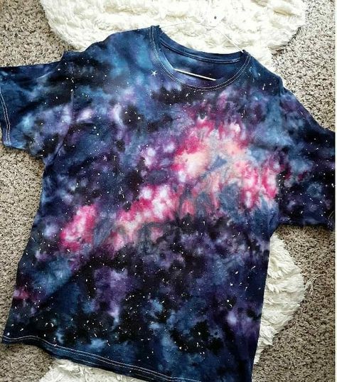 Tie Dye Galaxy, Alien Galaxy, Galaxy Tie Dye, Tie Dye Patterns Diy, Galaxy Shirt, Galaxy Nebula, Green Alien, Galaxy T Shirt, Nebulas