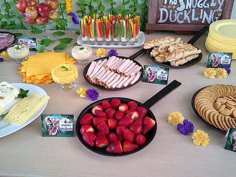 Rapunzel Themed Birthday Party Food, Rapunzel Food Ideas, Tangled Snacks, Tangled Party Food, Rapunzel Party Food, Party Food Dinner, Tangled Rapunzel Party, Rapunzel Theme, Rapunzel Birthday Cake