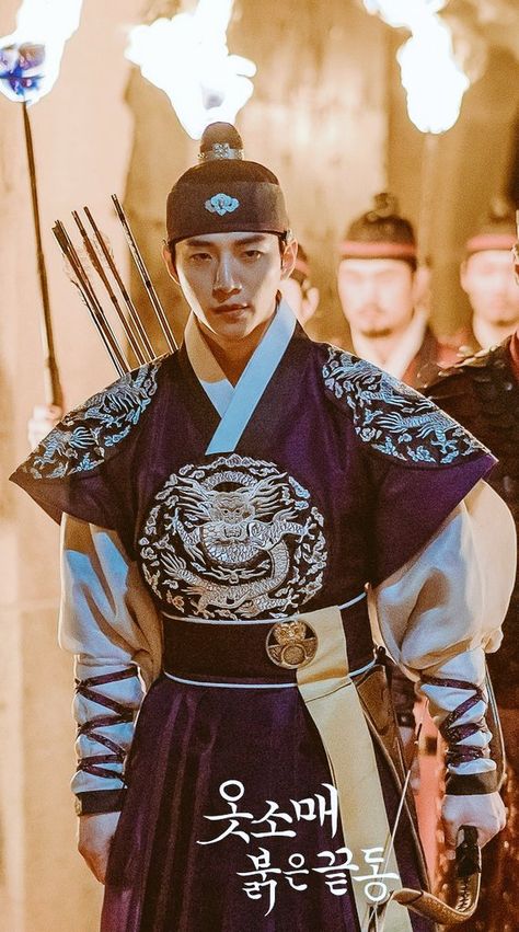 2PM 이준호 #Redsleeves -Remz on Twitter: "Two of our best actors. Our TaecNuneo #2pm #JUNHO #TAECYEON #LeeJunho #LeeSeYoung #TheRedSleeve #inspectorNjoy… " Korean Historical Fashion, V King, 2pm Junho, Best Actors, Hanbok Traditional, Ok Taecyeon, King Outfit, Lee Junho, Aesthetic Boys