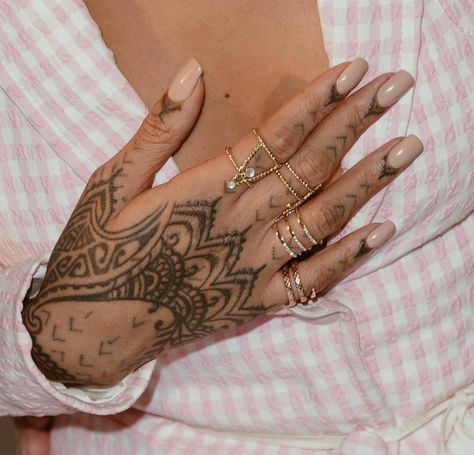 Rhianna Hand Tattoos, Rhianna Tattoos, Rihanna Jewelry, Rihanna Nails, Rihanna Hand Tattoo, Rihanna Tattoo, Basic Tattoos, Henna Inspired Tattoos, Hand And Finger Tattoos