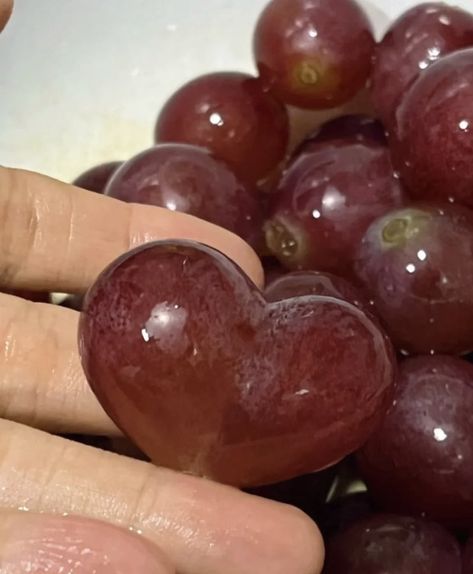 Things Shaped Like Hearts, Heart Shaped Things Aesthetic, Heart Grapes, Heart Shaped Foods, Grape Aesthetic, Heart Shaped Things, Grapes Aesthetic, Heart Shaped Fruit, Heart Shaped Food