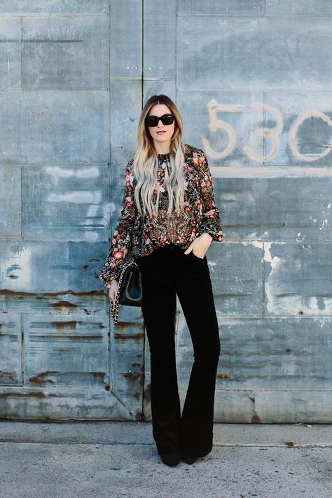 Boho Flared Pants Outfits, Velvet Pants Work Outfit, Boho Chic Outfits For Work, Velvet Flare Pants Outfit Winter, Rock And Roll Looks For Women, Bell Bottom Black Pants Outfit, Velvet Flares Outfit, Black Flair Pants Outfits Work, Velvet Black Pants Outfit