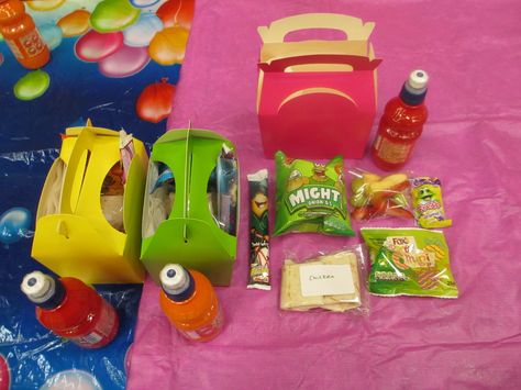 Party food box.  Ideas for party food.  Easy party food. Party Lunch Box Ideas, Party Lunch Boxes, Party Food Boxes, Childrens Party Food, Lunch Box Idea, Boxes Ideas, Lunch Box Ideas, Food Boxes, Birthday Lunch