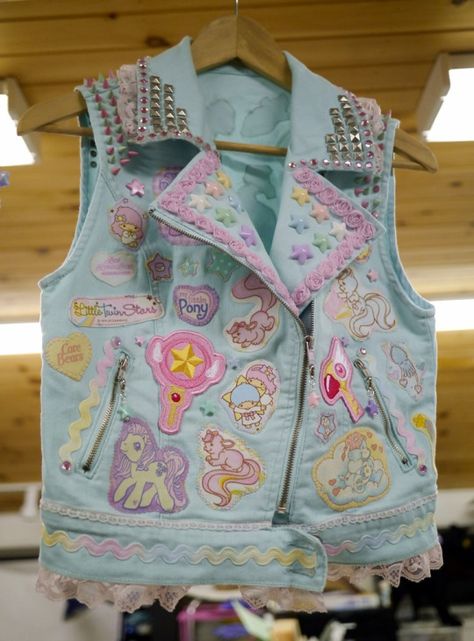 Battle Jackets, Fairy Kei Fashion, Punk Rock Grunge, Pastel Punk, Clothes Grunge, Denim Vests, Battle Jacket, Pastel Grunge, Pastel Fashion