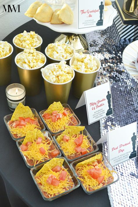 DIY movie awards show party centerpiece ideas, recipes and free printables via monicawantsit.com Hollywood Food Ideas, Oscars Party Food, Hollywood Party Food Ideas, Broadway Themed Party Food, Red Carpet Theme Party Food, Red Carpet Party Food, Hollywood Party Food, Hollywood Homecoming, Hollywood Red Carpet Theme