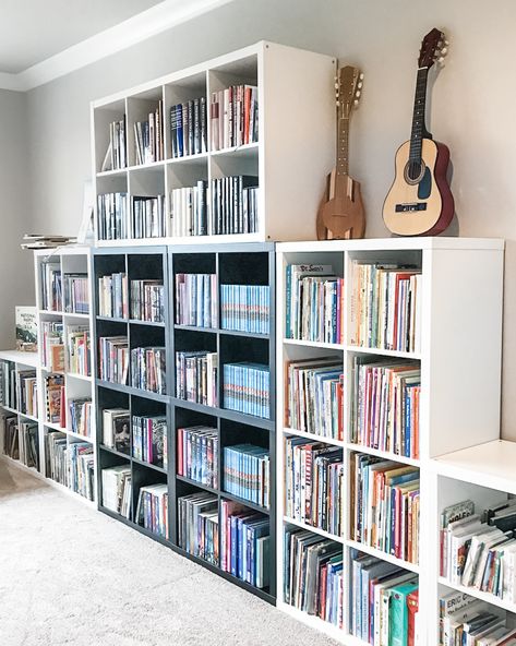 Kallax Books, Kallax Library, Kallax Wall, Kallax Bookcase, Kallax Bookshelf, Extra Bedroom Ideas, Ikea Kallax Bookshelf, Bookshelf Styling Living Room, Garage Shelving Ideas