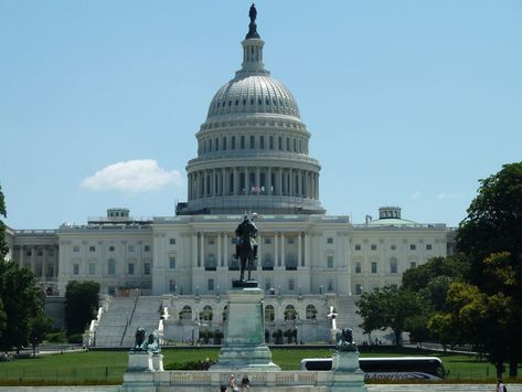 us-capitol-building Ap Government, Trading Bitcoin, Dark Vador, Evergreen State, Us Senate, Us Capitol, Capitol Building, Clear Blue Sky, National Gallery Of Art