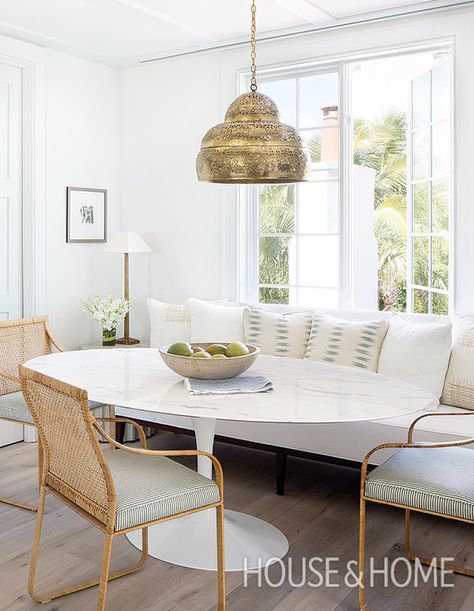 In this breakfast nook, a vintage brass beehive chandelier provides a hit of warmth even during the day. | Photographer: Jessica Glynn | Designer: Ashley Waddell and Courtney Whatley Modern Breakfast Nook, Banquette Dining, Saarinen Table, Dining Banquette, Kitchen Banquette, Cozy Breakfast Nook, Banquette Seating, Versace Home, Kitchen Nook