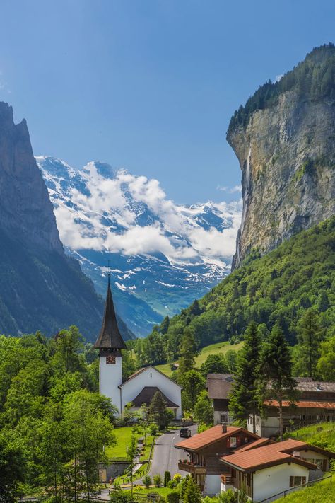 Grindelwald, el pueblo más bonito de Suiza: un viaje de cuento | Traveler Magical Landscapes, Trading Places, Interlaken, Swiss Alps, Mountain House, Travel Inspo, Mountaineering, Dream Vacations, Dark Aesthetic