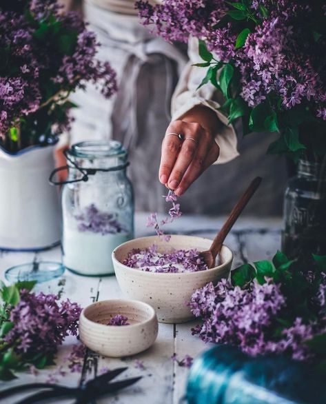 Lilac Cottagecore, Lilac Syrup, Flavored Carbonated Water, Lilac Sugar, Lilac Photography, Gin Fizz Recipe, Dreamy Cottagecore, Gin Fizz Cocktail, Fizz Cocktail