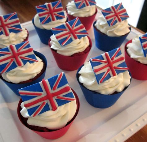 British Flag cupcakes Red Velvet And Cream Cheese, Union Jack Cake, Flag Cupcakes, British Themed Parties, British Cake, Icing Cupcakes, Theme Cupcakes, Afternoon Tea London, Pull Apart Cupcake Cake