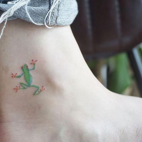 Tiny Frog Tattoo, Tree Frog Tattoos, Vogel Tattoo, Frog Tattoo, Funky Tattoos, Small Frog, Frog Frog, Frog Tattoos, Cute Little Tattoos