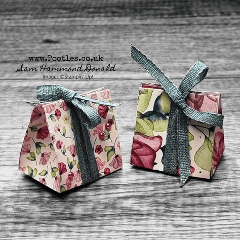 Adorably Cute Delightfully Floral Bag - #1 Stampin' Up! UK Demonstrator Pootles Happy Monday! I am here with the first of 9 projects that I created and Stampin Up Boxes, Christmas Table Favors, Treat Boxes Diy, Treat Containers, Favour Boxes, Table Favors, Paper Purse, Gift Bags Diy, Diy Treats