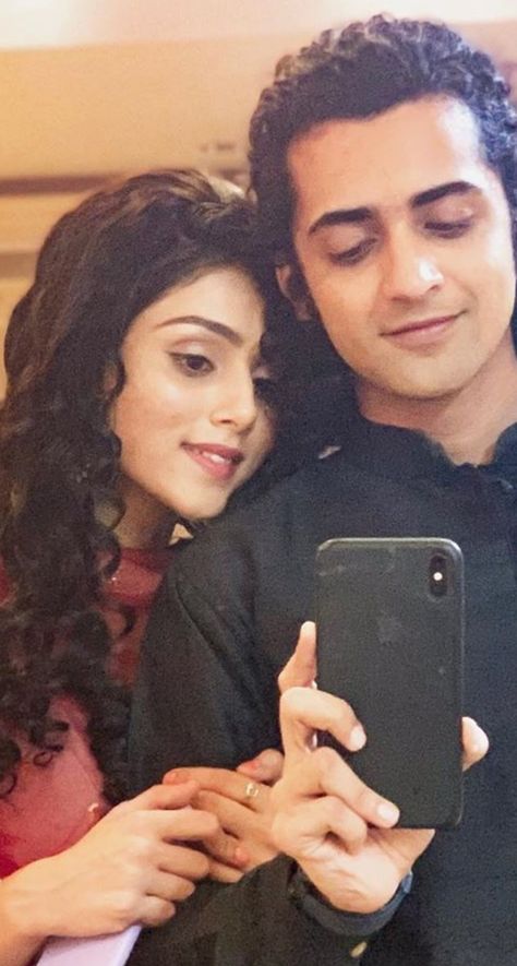 Dhadkan ye kehti h Dil tere bin dhadke na! Ek Tu hi yaar Mera mujhko kya duniya se Lena ❤️ Sumellika Pics, Mallika Singh Instagram, Sumellika Offscreen, Sumedh Mudgalkar Instagram, Malika Singh, Sumedh Mallika, Tere Bin, Radhe Krishna Wallpapers, Beautiful Eyes Images