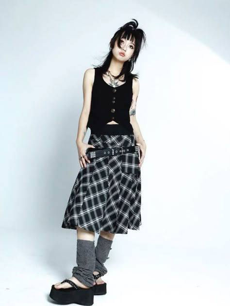 Harajuku Grunge Fashion, Alt Japanese Fashion, Japanese Acubi Fashion, Japanese Early 2000s Fashion, Alternative Japanese Fashion, Harajuku Fashion Early 2000s, Grunge Y2k Harajuku, Japanese Grunge Aesthetic, Japanese Fashion 2000s