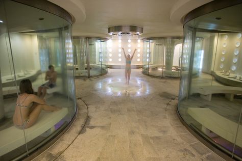 The aromatherapy steam rooms and cold shower at the Thermae Spa in Bath. Modern Palace, Aromatherapy Room, Thermal Baths, Hot Tubs Saunas, Amsterdam Houses, Wellness Club, Wellness Resort, Bath England, Roman Baths