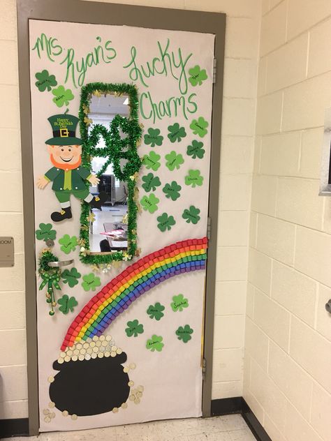 St Patrick’s Door Decorations, St Patricks Day Door Decoration, St Patricks Day Decor Classroom, St Patrick’s Day Door Decorations, St Patricks Day Classroom Door, March Classroom Door Ideas, Japan Presentation, Tree Activities, St Patricks Theme