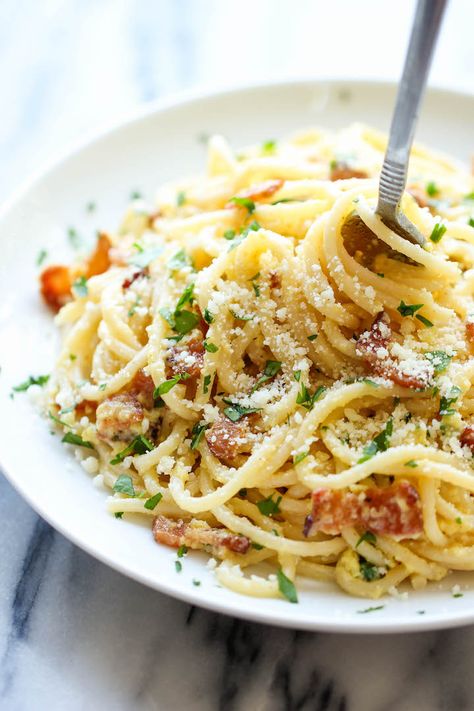 Carbonara Recept, Pasta Bacon, Crockpot Spaghetti, Spaghetti Carbonara Recipe, Carbonara Recipe, Pasta Fatta In Casa, Easy Pasta Dishes, Pasta Carbonara, Carbonara Pasta