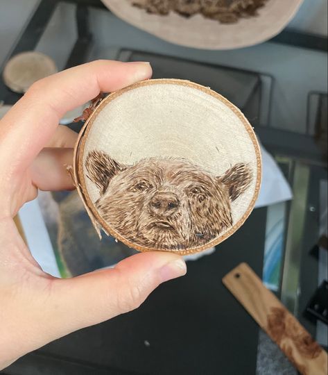 wood burned realistic bear peeking ornament, ornament ideas, bear ornamanet for christmas tree, wood ornament, north woods christmas decor Bear Wood Burning, Christmas Wood Burning Ideas, Wood Burning Ornaments, Woodburning Crafts, Christmas Tree Wood, Duck Drawing, Burnt Wood, Wood Burning Crafts, Bear Christmas