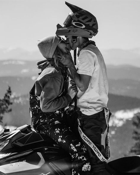 Couple Snowmobile Pictures, Snowmobile Couple Pics, Snowmobile Engagement Pictures, Snowmobile Couple, Snowmobile Aesthetic, Motorcycle Boyfriend, Snowboard Aesthetic, Winter Couple Pictures, Mountain Couple