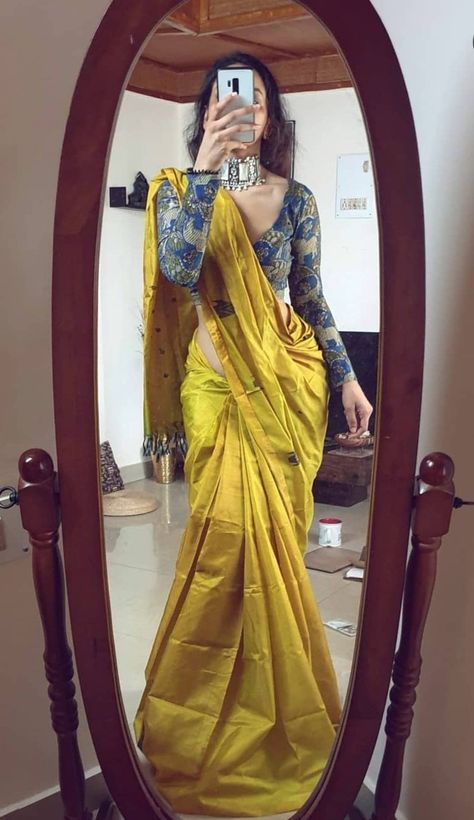 Saree Styles Aesthetic, Aesthetic Blouse Design For Saree, Sari Jacket Designs, Modern Saree Blouse Design, Modern Blouse Designs Saree, Banarsi Saree Blouse Design, Saree Look Modern, Cotton Saree Look Modern, Modern Saree Look