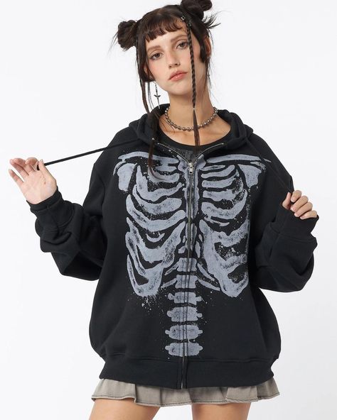 Embrace the shadows and ignite your spirit with our bewitching gothic streetwear. 🖤🔮 📦Product: Eluxora® StreetBone Hoodie #GothicInspiration #Fashion #UrbanFashion #StreetwearStyle #DarkElegance #StreetwearFashion #StreetwearBrand #StreetwearCulture #StreetwearDaily #StreetwearPhotography Jackets Y2k, Gothic Streetwear, Oversized Zip Up Hoodie, Minga London, Goth Clothes, Skeleton Graphic, A Skeleton, Grunge Goth, Women's Jackets