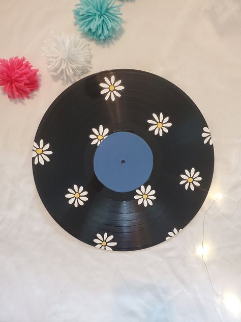 Hand painted flower design on vinyl record. These cute white flowers with the yellow center are a perfect wall decor piece! Hand Painted Vinyl Records, Painting On Records, Painted Records Vinyl, Painting Records, Cute White Flowers, Painted Cds, Record Painting Ideas, Painted Vinyl Record, Vinyl Record Painting