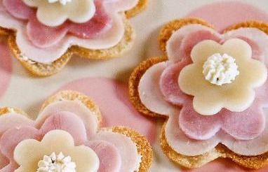 Flower Shaped Tea Sandwiches, Flower Themed Party Food Ideas, Flower Shaped Sandwiches, Flower Themed Appetizers, Flower Party Snacks, Flower Snacks For Kids, Flower Themed Food Ideas, Flower Party Food Ideas, Flower Power Party Food