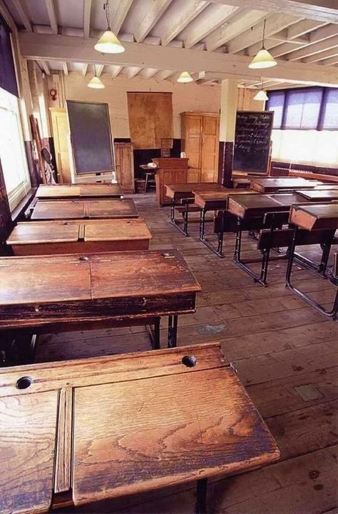 Décor Steampunk, Old School Desks, Country School, Old School House, School Daze, School Desks, Free Education, Vintage School, Vintage Memory