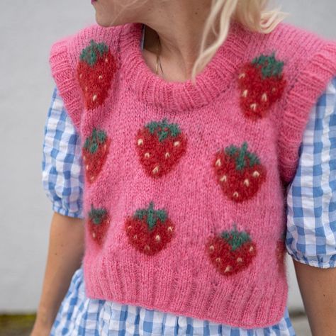 Strawberry Knit, Gilet Outfit, Kitsch Fashion, Crochet Baby Projects, Women Knitting, Creative Knitting, Knitting Kits, Knitting Women, Crochet Designs