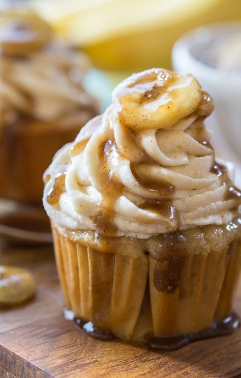 Bananas Fosters Cupcakes - all the flavors of the delicious New Orleans favorite. Banana Cupcakes, Gourmet Cupcakes, Bananas Foster, Cupcake Flavors, Köstliche Desserts, Banana Flavored, Cupcake Cake, Yummy Cupcakes, Savoury Cake